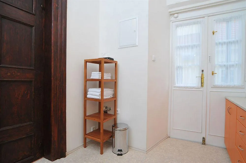 Apartment House Anenska Прага