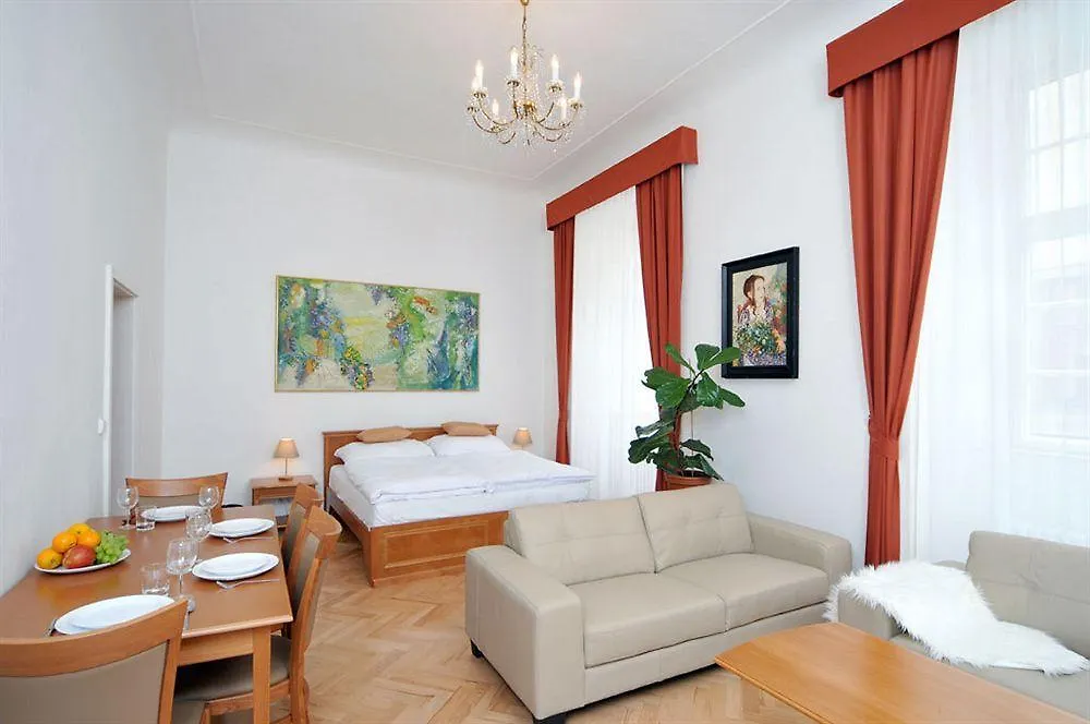 Apartment House Anenska Прага Чехия
